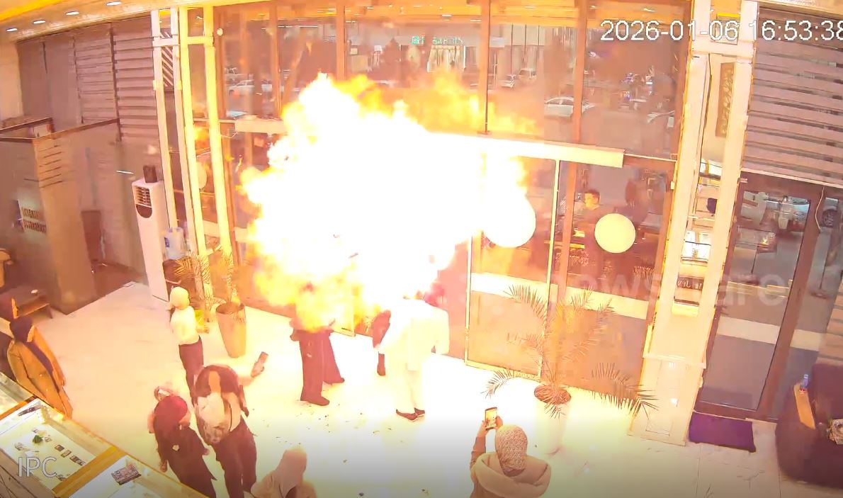 B&oacute;ng bay bất ngờ ph&aacute;t nổ kinh ho&agrave;ng trước mặt người phụ nữ- Ảnh 1.