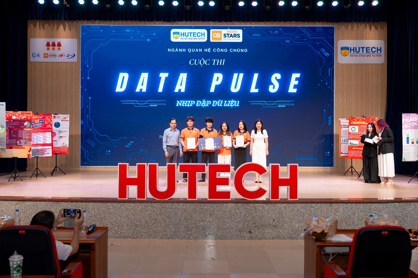 Lấy dữ liệu dẫn đường, sinh vi&ecirc;n Quan hệ c&ocirc;ng ch&uacute;ng khẳng định tư duy truyền th&ocirc;ng số- Ảnh 1.