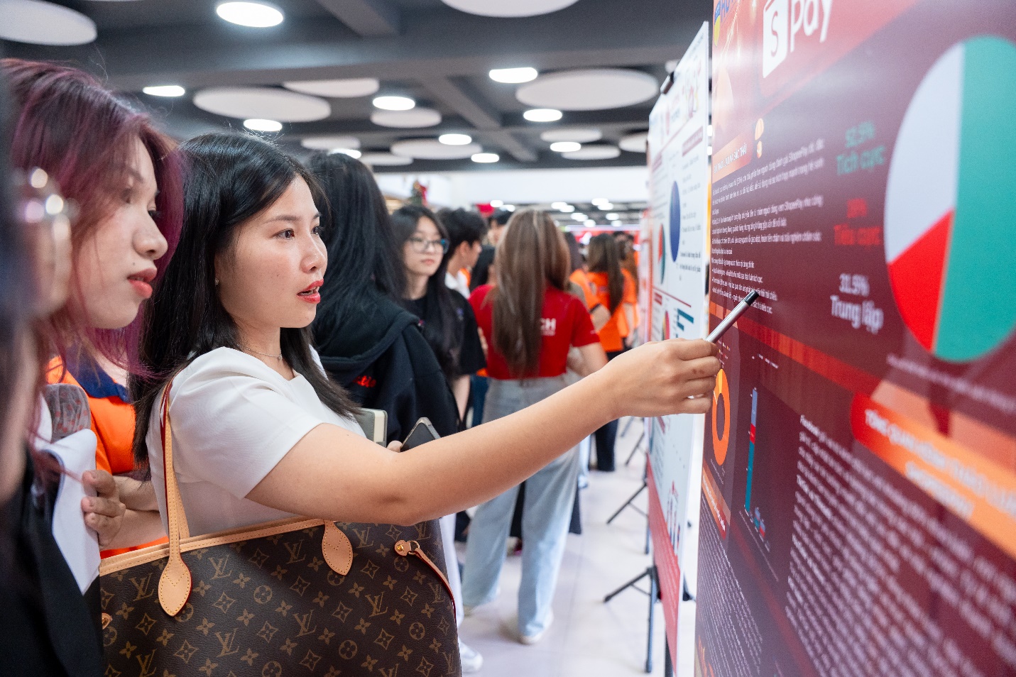 Lấy dữ liệu dẫn đường, sinh vi&ecirc;n Quan hệ c&ocirc;ng ch&uacute;ng khẳng định tư duy truyền th&ocirc;ng số- Ảnh 4.