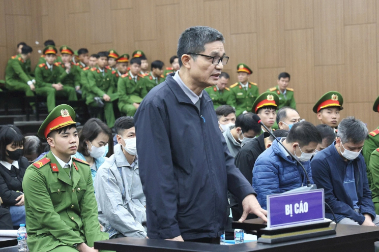 Cựu Cục trưởng Nguyễn Thanh Phong kh&oacute;c: "Anh xin lỗi tất cả c&aacute;c em, c&aacute;c ch&aacute;u"- Ảnh 1.