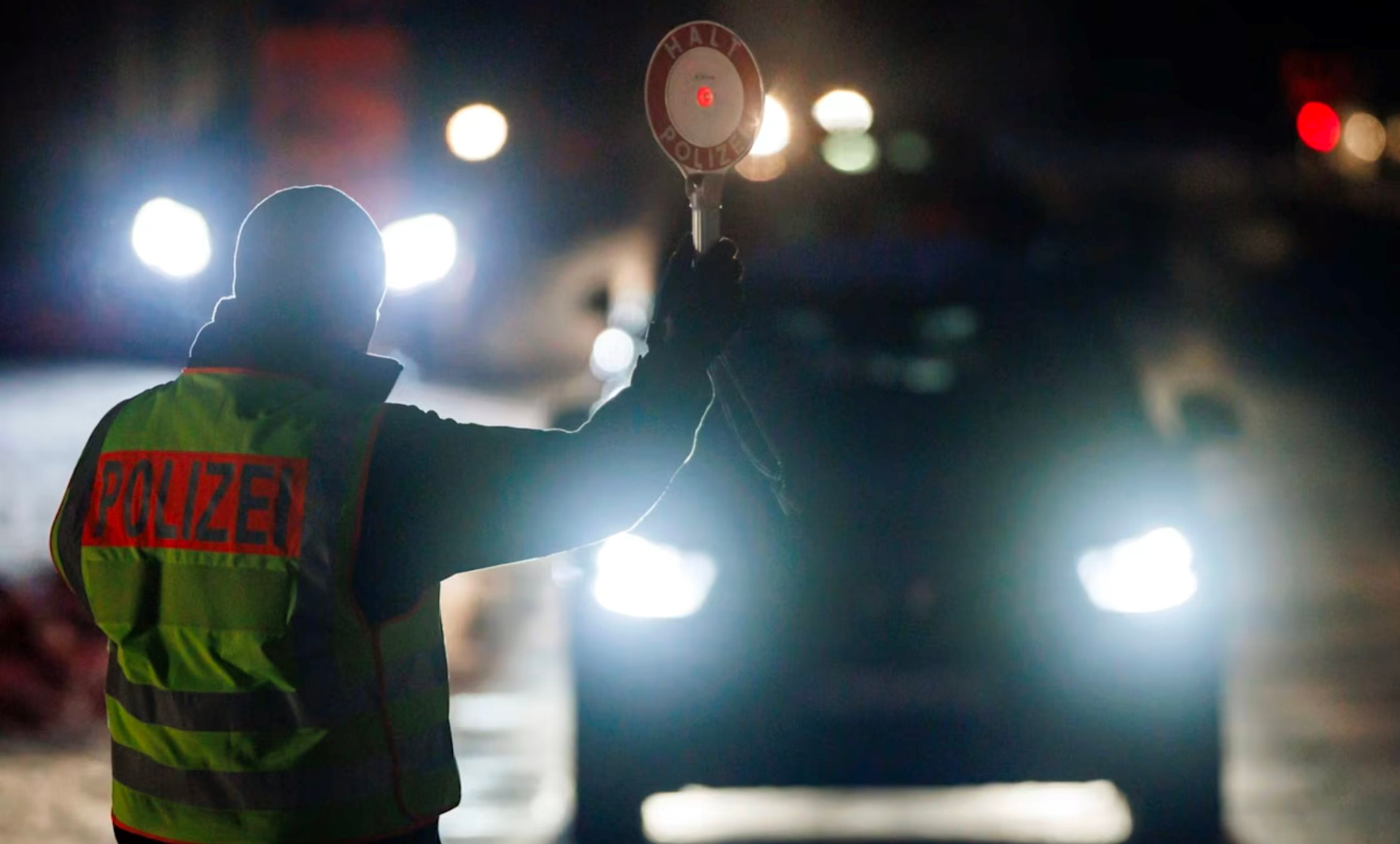 Nền kinh tế 5 ngh&igrave;n tỷ USD chịu cảnh chưa từng c&oacute; trong 80 năm: Cả thủ đ&ocirc; mất điện suốt 6 ng&agrave;y giữa trời r&eacute;t buốt, h&agrave;ng chục ngh&igrave;n người sống trong b&oacute;ng tối- Ảnh 1.