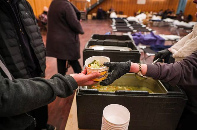 Nền kinh tế 5 ngh&igrave;n tỷ USD chịu cảnh chưa từng c&oacute; trong 80 năm: Cả thủ đ&ocirc; mất điện suốt 6 ng&agrave;y giữa trời r&eacute;t buốt, h&agrave;ng chục ngh&igrave;n người sống trong b&oacute;ng tối- Ảnh 2.