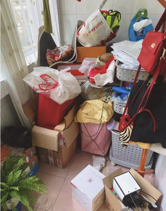 Người gi&agrave;u kh&ocirc;ng bao giờ đặt 5 thứ n&agrave;y ở ban c&ocirc;ng, người ngh&egrave;o lại v&ocirc; tư chất đống- Ảnh 1.