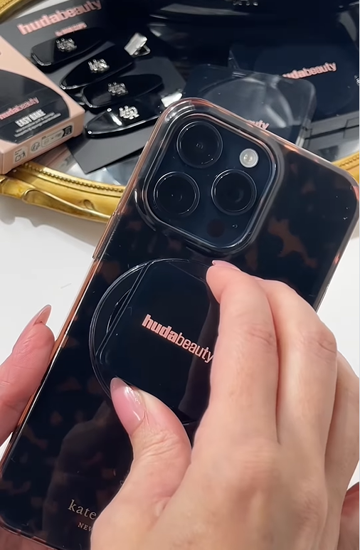 Nối bước Rhode, Huda Beauty khiến hội con gái đảo điên với giá đỡ điện thoại kiêm phấn phủ- Ảnh 4. Nối bước Rhode, Huda Beauty khiến hội con gái đảo điên với giá đỡ điện thoại kiêm phấn phủ- Ảnh 4.