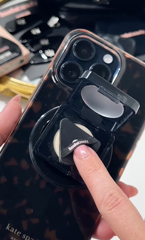 Nối bước Rhode, Huda Beauty khiến hội con gái đảo điên với giá đỡ điện thoại kiêm phấn phủ- Ảnh 5. Nối bước Rhode, Huda Beauty khiến hội con gái đảo điên với giá đỡ điện thoại kiêm phấn phủ- Ảnh 5.