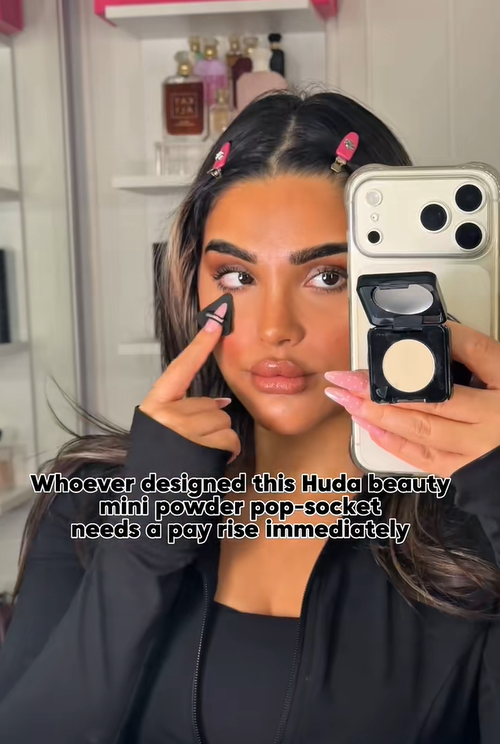 Nối bước Rhode, Huda Beauty khiến hội con gái đảo điên với giá đỡ điện thoại kiêm phấn phủ- Ảnh 7. Nối bước Rhode, Huda Beauty khiến hội con gái đảo điên với giá đỡ điện thoại kiêm phấn phủ- Ảnh 7.