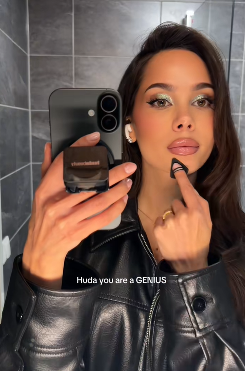 Nối bước Rhode, Huda Beauty khiến hội con gái đảo điên với giá đỡ điện thoại kiêm phấn phủ- Ảnh 8. Nối bước Rhode, Huda Beauty khiến hội con gái đảo điên với giá đỡ điện thoại kiêm phấn phủ- Ảnh 8.