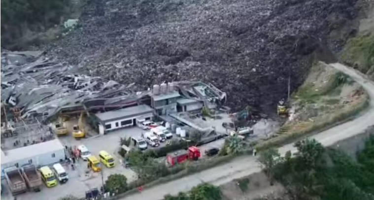 Sạt lở n&uacute;i r&aacute;c khổng lồ, 1 người tử vong, 38 người mất t&iacute;ch- Ảnh 1.