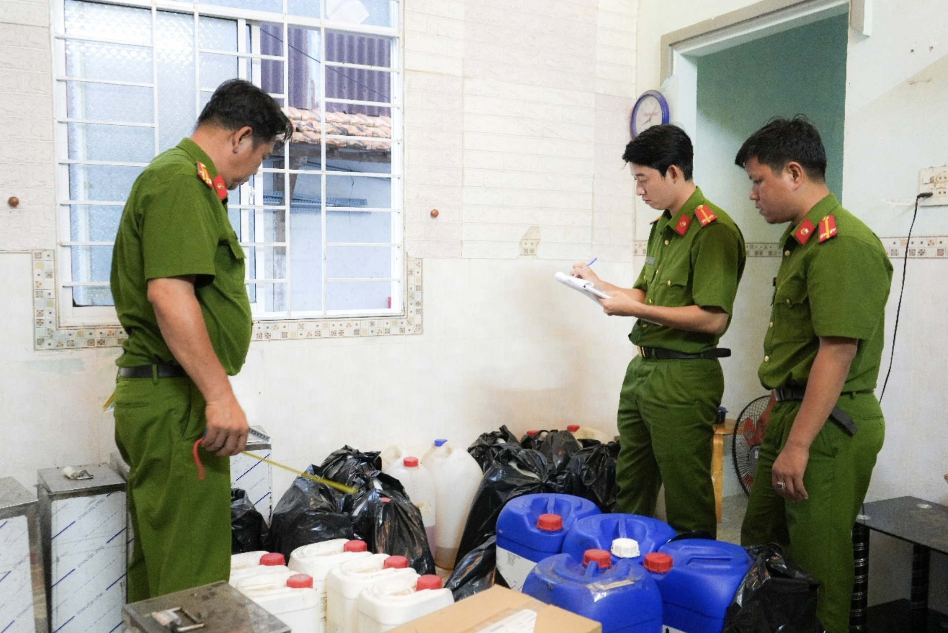 Giám đốc Công ty HALOVA cùng vợ sản xuất hàng ngàn chai nước hoa giả- Ảnh 2. Giám đốc Công ty HALOVA cùng vợ sản xuất hàng ngàn chai nước hoa giả- Ảnh 2.