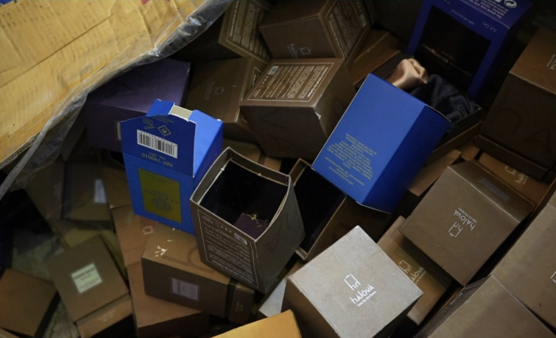 Giám đốc Công ty HALOVA cùng vợ sản xuất hàng ngàn chai nước hoa giả- Ảnh 3. Giám đốc Công ty HALOVA cùng vợ sản xuất hàng ngàn chai nước hoa giả- Ảnh 3.