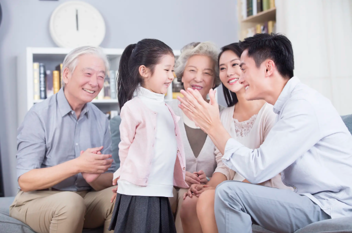 "Con y&ecirc;u bố hay mẹ hơn?": C&aacute;c bậc phụ huynh h&atilde;y ch&uacute; &yacute;, đ&acirc;y l&agrave; một c&acirc;u hỏi rất nguy hiểm!- Ảnh 1.