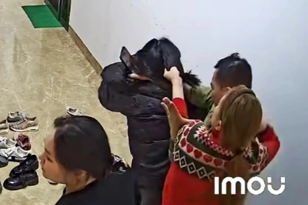 H&agrave; Nội: Người phụ nữ bị t&uacute;m t&oacute;c, h&agrave;nh hung ngay tại h&agrave;nh lang chung cư tr&ecirc;n đường Trần Hữu Dực g&acirc;y phẫn nộ- Ảnh 2.