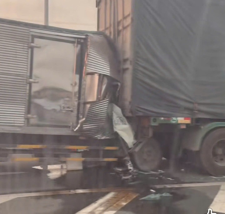 Xe tải va chạm với xe đầu k&eacute;o tr&ecirc;n cao tốc TP.HCM - Trung Lương, t&agrave;i xế tử vong- Ảnh 1.