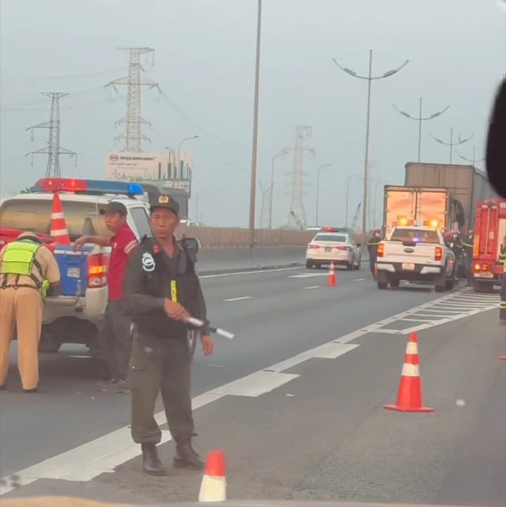 Xe tải va chạm với xe đầu k&eacute;o tr&ecirc;n cao tốc TP.HCM - Trung Lương, t&agrave;i xế tử vong- Ảnh 2.