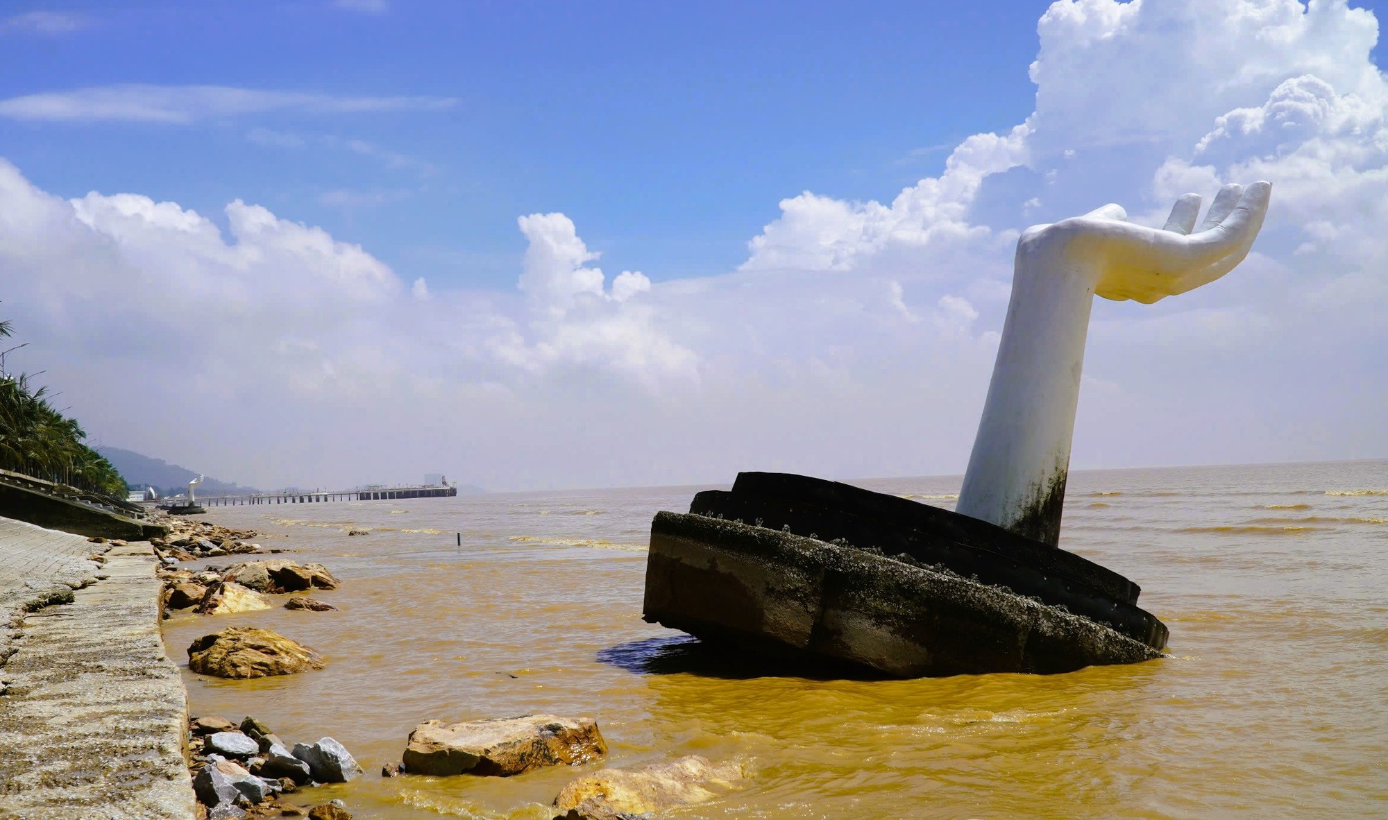 "X&oacute;a sổ" 5 b&agrave;n tay "khổng lồ" g&acirc;y tranh c&atilde;i ở biển Hải Tiến- Ảnh 2.