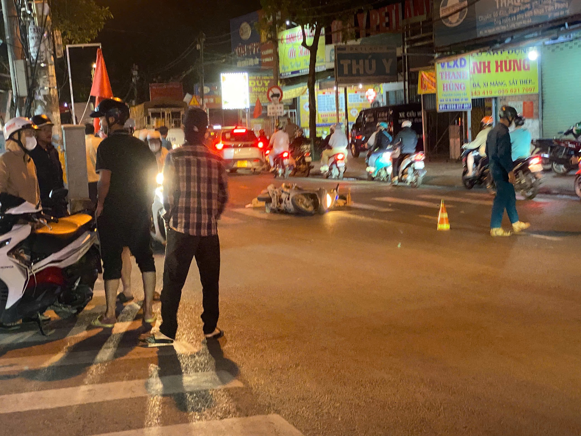 TPHCM: Người đàn ông ngã xuống đường, bị ô tô cán qua?- Ảnh 2. TPHCM: Người đàn ông ngã xuống đường, bị ô tô cán qua?- Ảnh 2.