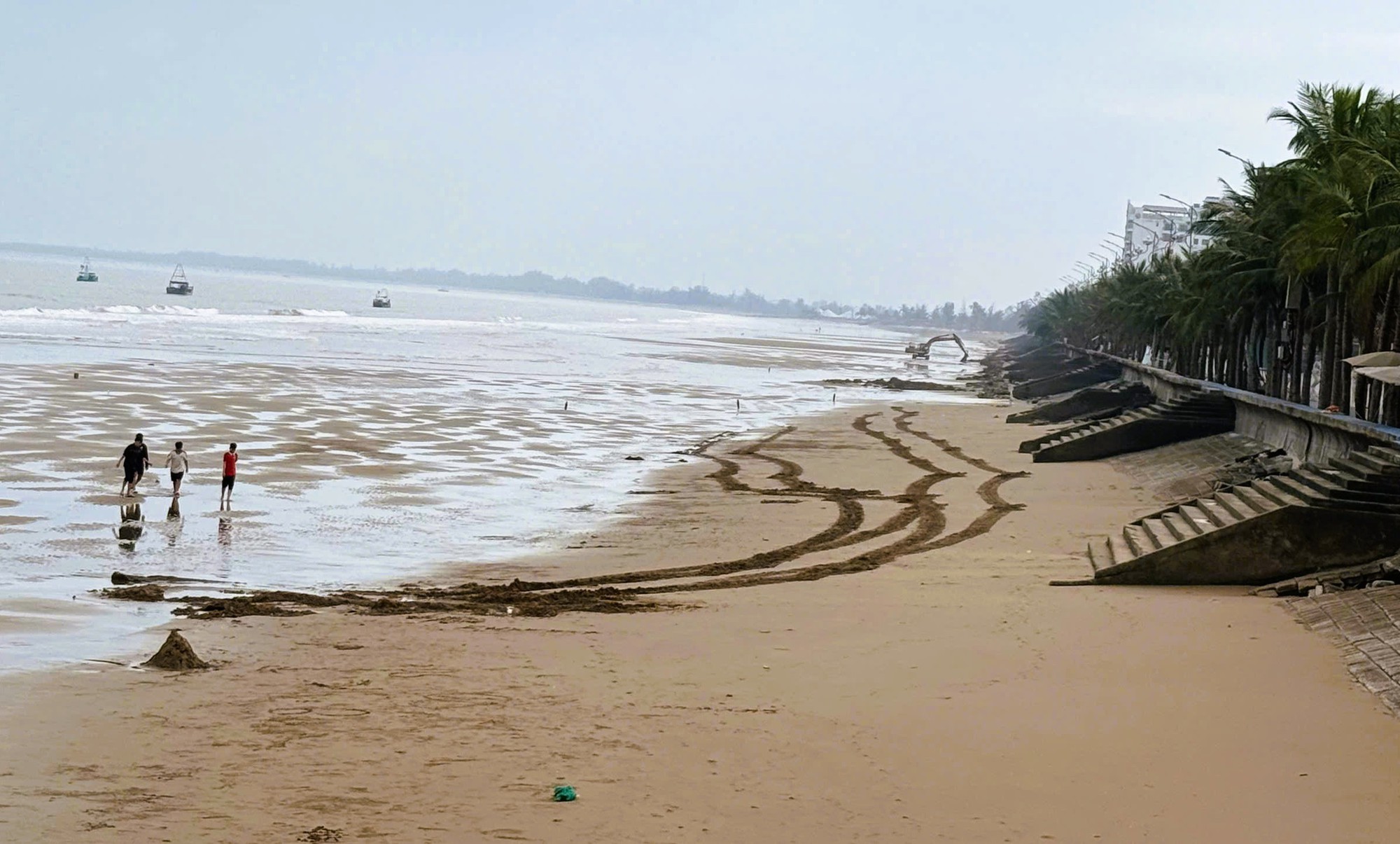 "X&oacute;a sổ" 5 b&agrave;n tay "khổng lồ" g&acirc;y tranh c&atilde;i ở biển Hải Tiến- Ảnh 1.