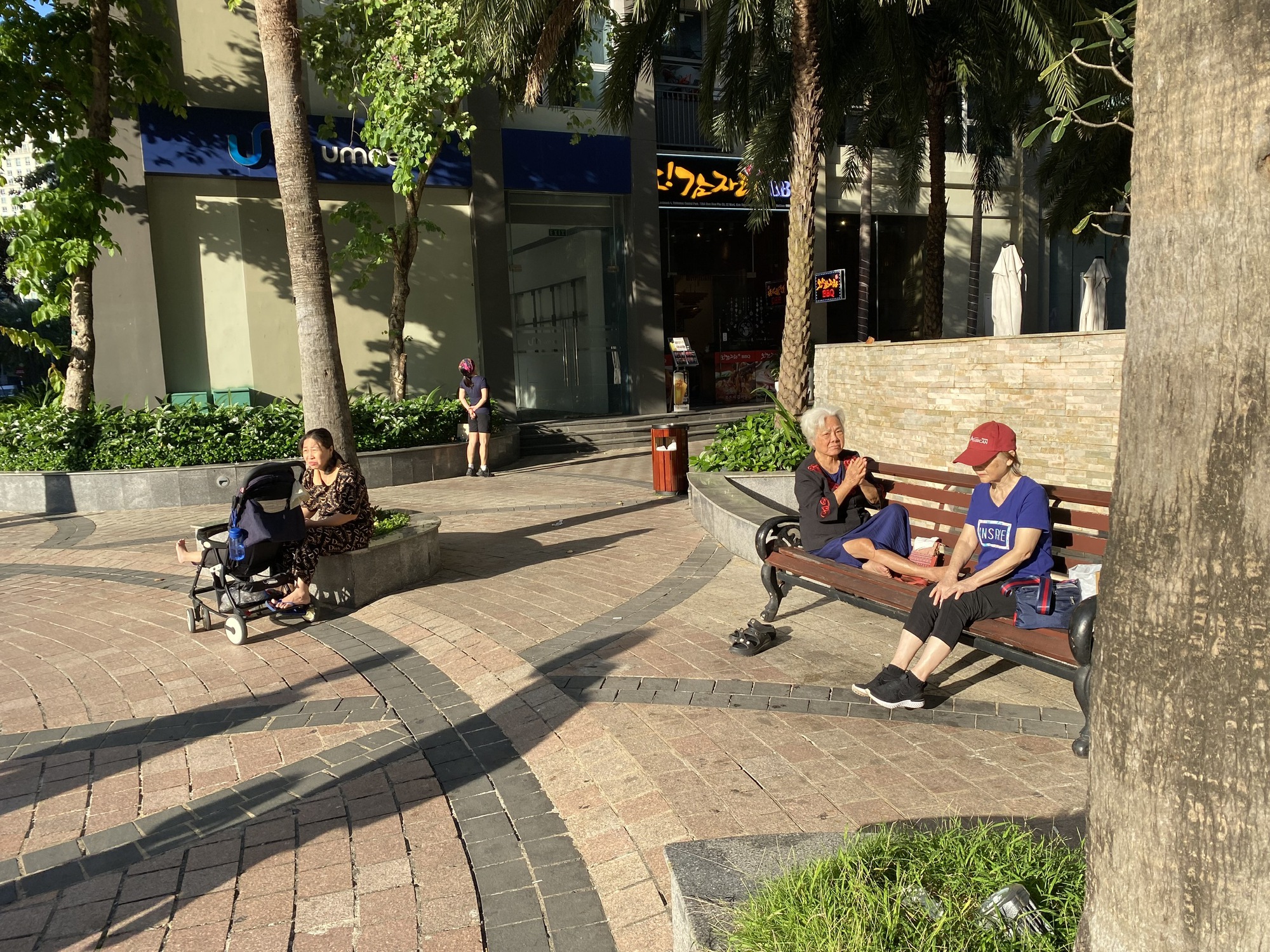 Nhiệt độ giảm sâu, người dân TP Hồ Chí Minh bảo vệ sức khỏe ra sao?- Ảnh 9. Nhiệt độ giảm sâu, người dân TP Hồ Chí Minh bảo vệ sức khỏe ra sao?- Ảnh 9.