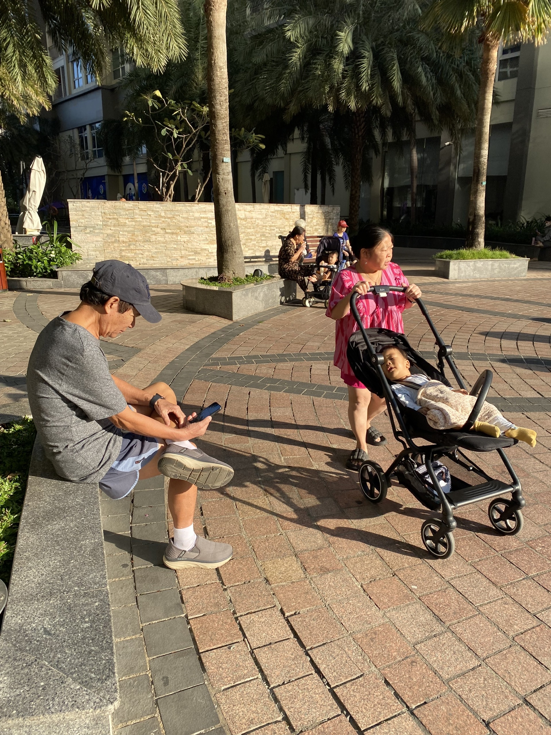 Nhiệt độ giảm sâu, người dân TP Hồ Chí Minh bảo vệ sức khỏe ra sao?- Ảnh 10. Nhiệt độ giảm sâu, người dân TP Hồ Chí Minh bảo vệ sức khỏe ra sao?- Ảnh 10.