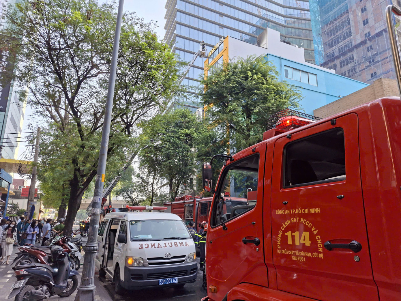 Nghi ng&uacute;t kh&oacute;i lửa tr&ecirc;n s&acirc;n thượng spa giữa trung t&acirc;m TPHCM- Ảnh 3.