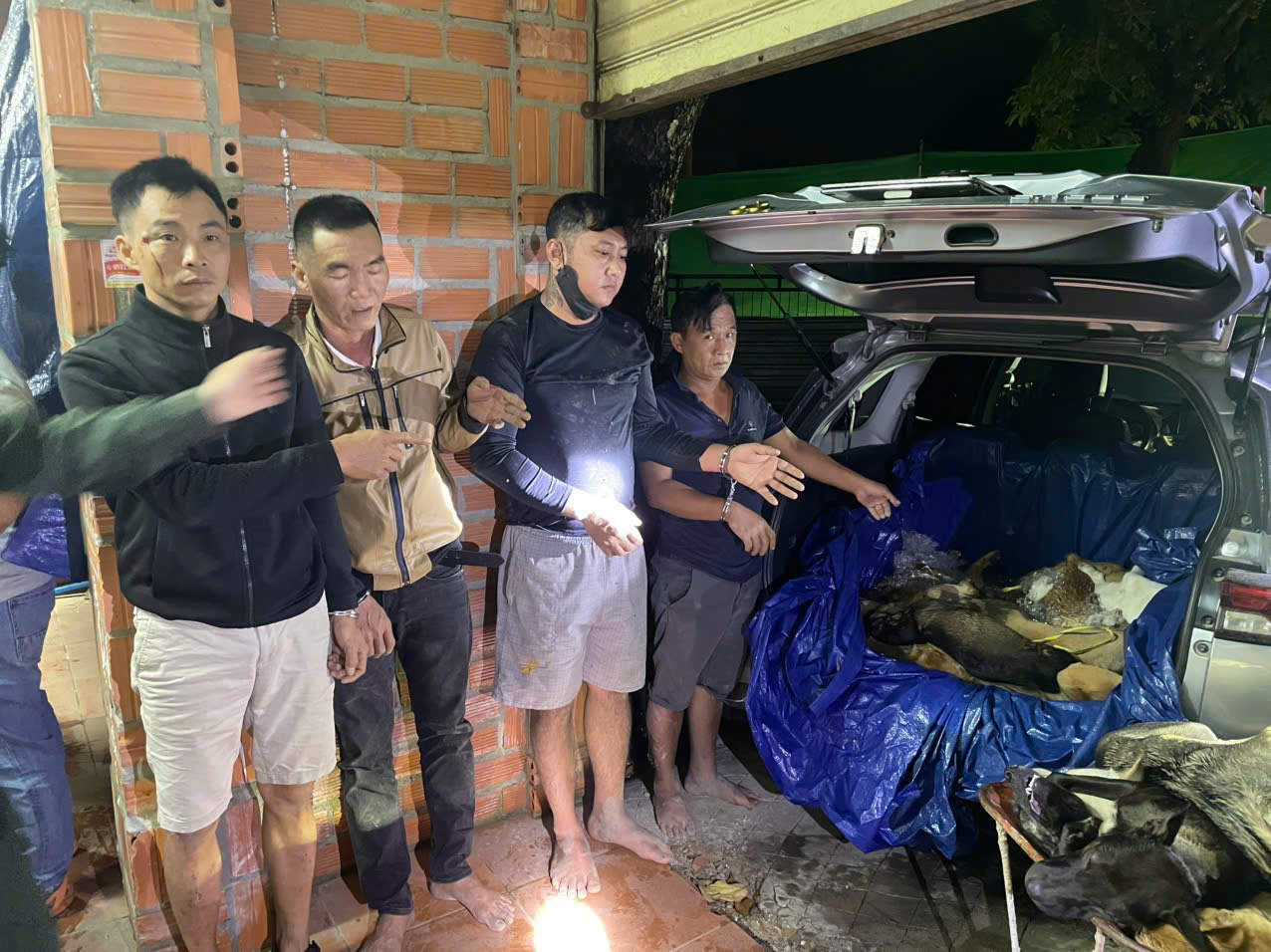 Đột k&iacute;ch "c&ocirc;ng xưởng" giết mổ ch&oacute; trộm ở T&acirc;y Ninh, bắt giữ nhiều đối tượng- Ảnh 4.