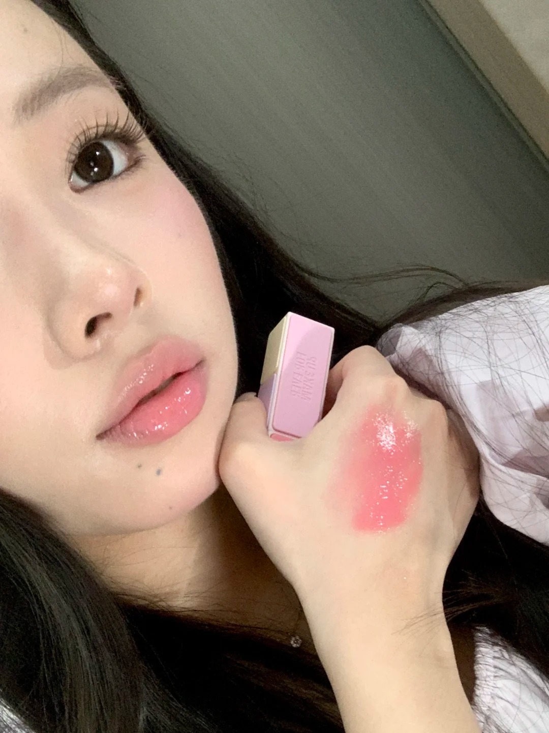 Vì sao ngày càng nhiều chị em công sở chọn dùng son dưỡng có màu khi đi làm?- Ảnh 4.