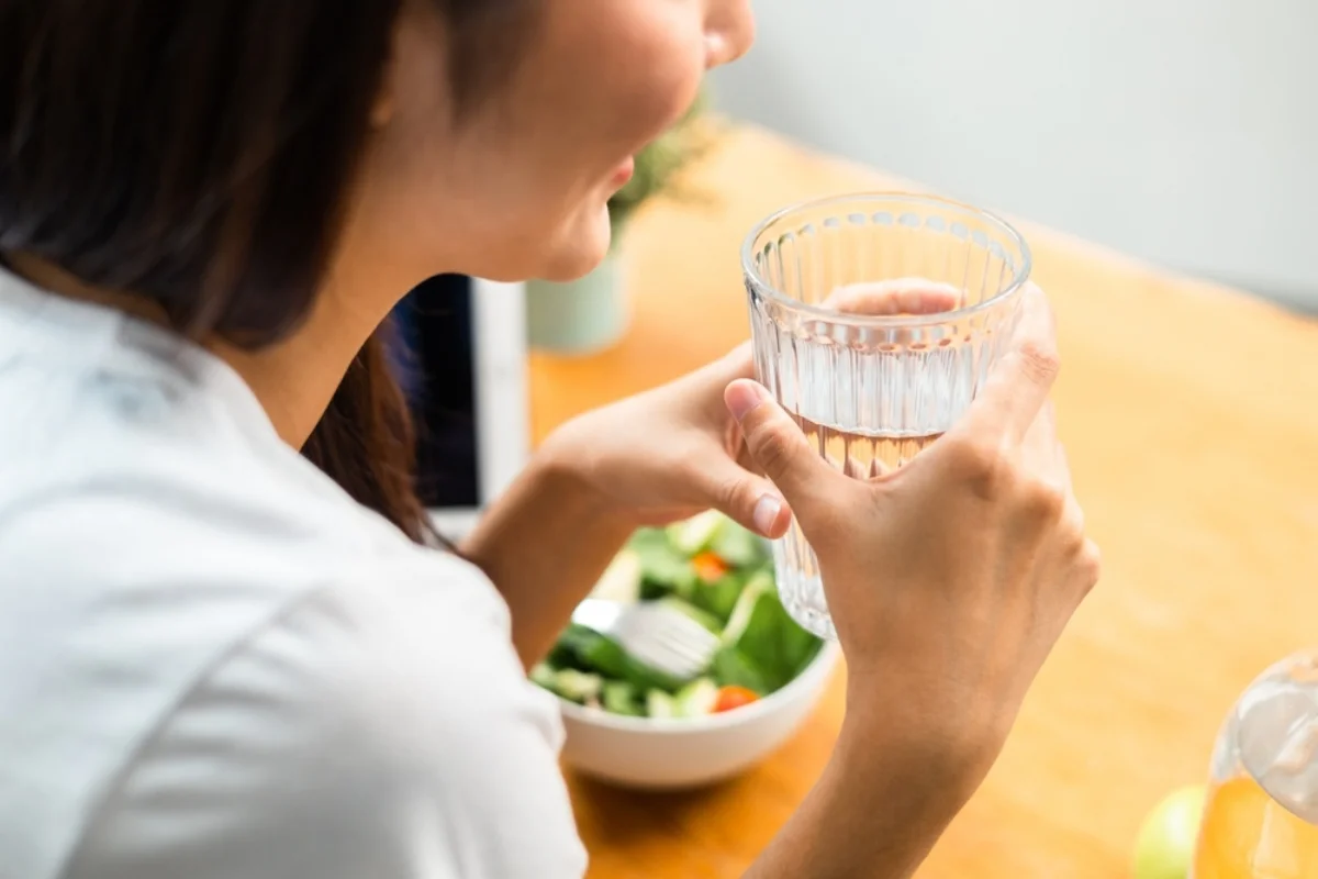 Uống nước cũng c&oacute; &ldquo;thời điểm v&agrave;ng&rdquo;: Người Nhật thử nghiệm c&aacute;ch uống nước trước bữa ăn, c&oacute; người giảm 4,3kg sau 3 th&aacute;ng - Ảnh 2.