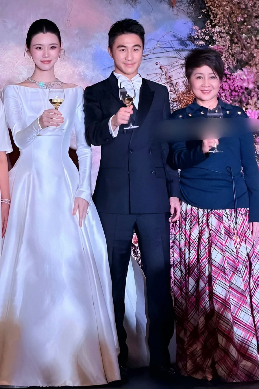 Sau 7 năm hy sinh, si&ecirc;u mẫu Hề Mộng Dao mới nhận được lời cảm ơn từ "b&agrave; tư" quyền lực- Ảnh 2.