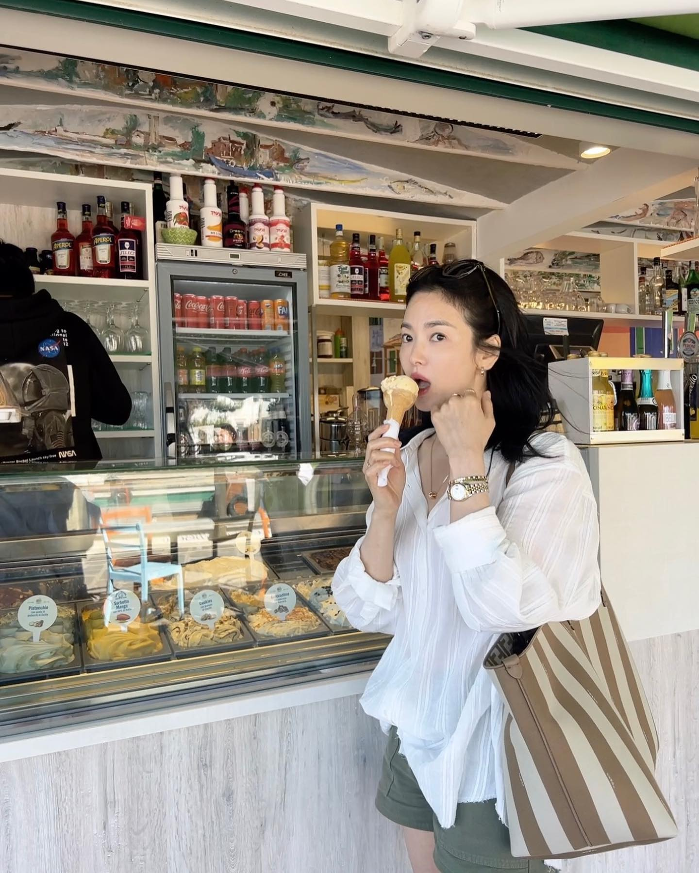 Vì sao Song Hye Kyo mặc áo sơ mi đẹp đến vậy? - Ảnh 9.