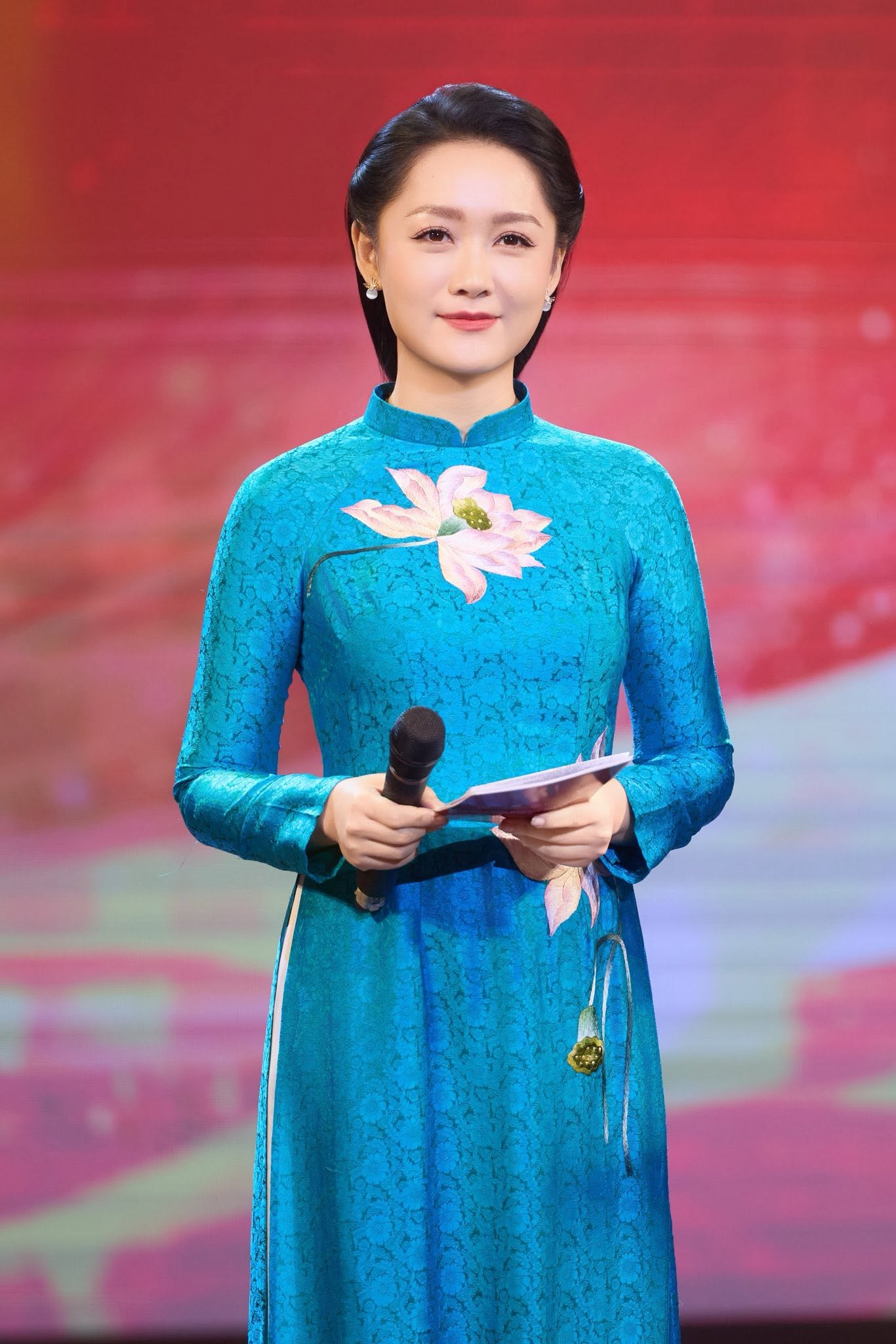 Thủ khoa SN 1988 từng l&agrave; BTV trẻ nhất l&ecirc;n s&oacute;ng Thời sự 19h - Ảnh 6.