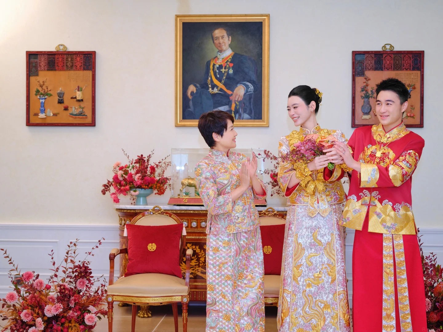 D&acirc;u h&agrave;o m&ocirc;n Hề Mộng Dao khoe lại ảnh cưới, g&acirc;y sốc với bộ long phụng d&aacute;t v&agrave;ng mất 3600 giờ ho&agrave;n thiện v&agrave; 22 chiếc v&ograve;ng tay long phụng- Ảnh 3.