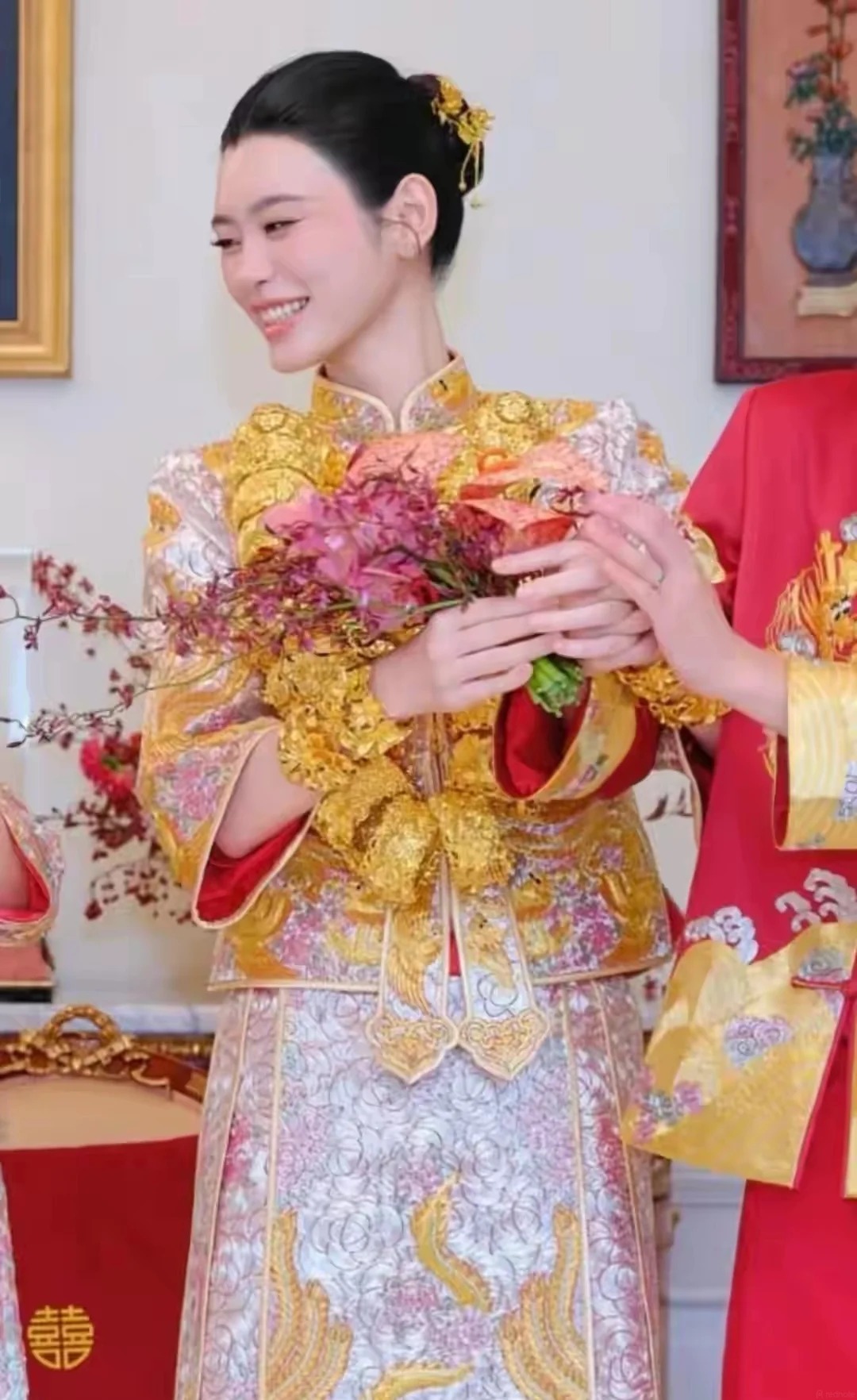 D&acirc;u h&agrave;o m&ocirc;n Hề Mộng Dao khoe lại ảnh cưới, g&acirc;y sốc với bộ long phụng d&aacute;t v&agrave;ng mất 3600 giờ ho&agrave;n thiện v&agrave; 22 chiếc v&ograve;ng tay long phụng- Ảnh 10.