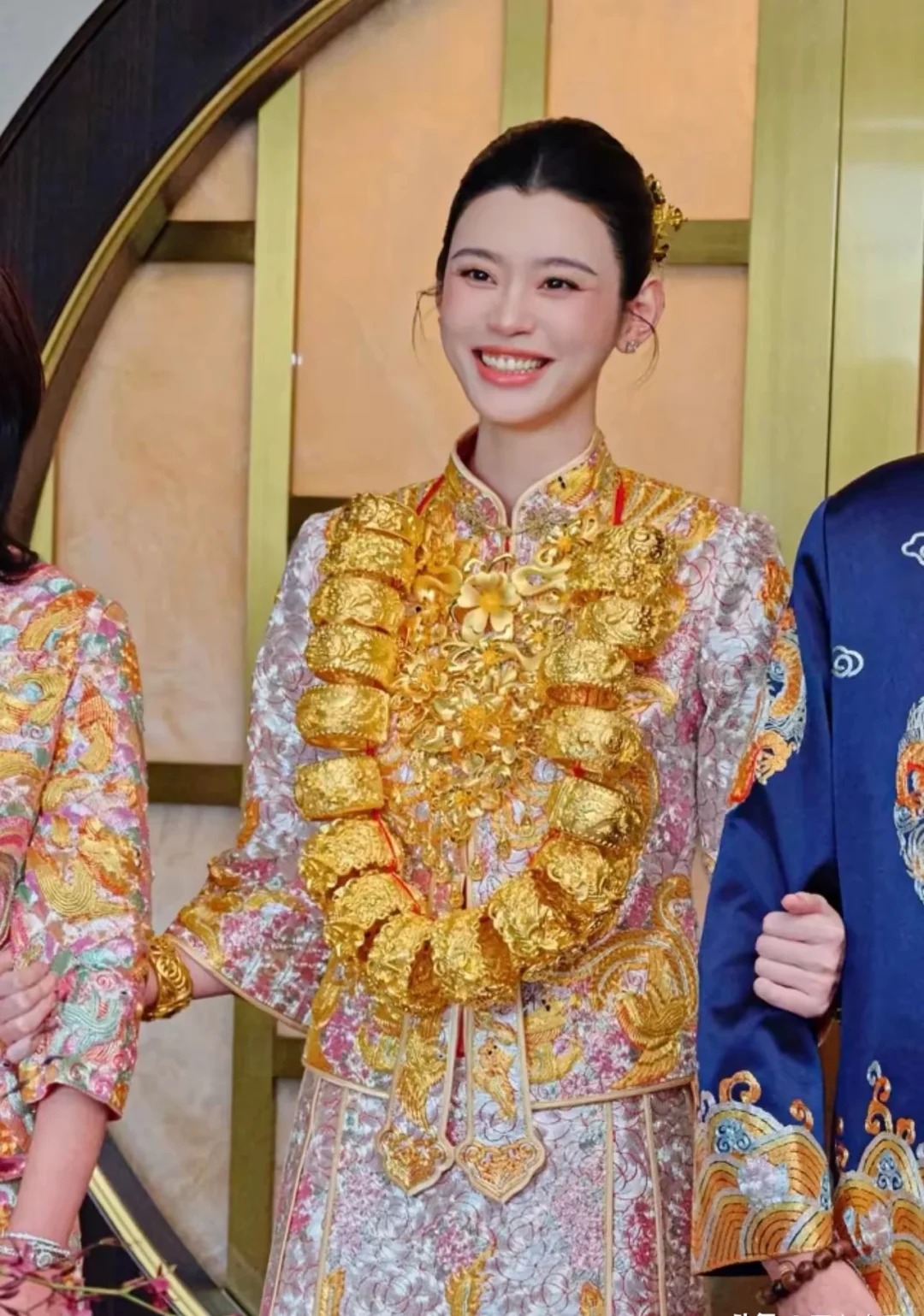D&acirc;u h&agrave;o m&ocirc;n Hề Mộng Dao khoe lại ảnh cưới, g&acirc;y sốc với bộ long phụng d&aacute;t v&agrave;ng mất 3600 giờ ho&agrave;n thiện v&agrave; 22 chiếc v&ograve;ng tay long phụng- Ảnh 11.