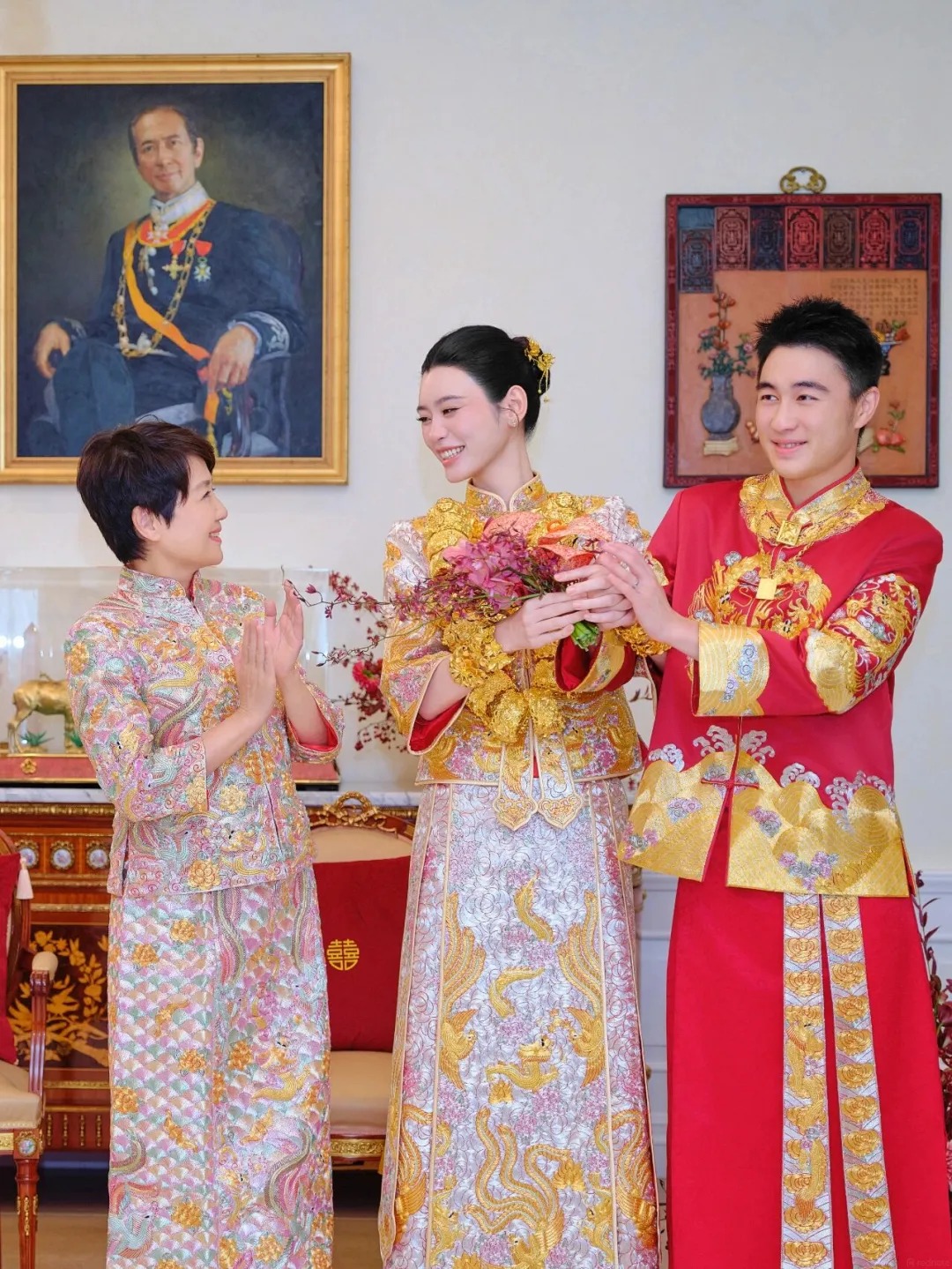 D&acirc;u h&agrave;o m&ocirc;n Hề Mộng Dao khoe lại ảnh cưới, g&acirc;y sốc với bộ long phụng d&aacute;t v&agrave;ng mất 3600 giờ ho&agrave;n thiện v&agrave; 22 chiếc v&ograve;ng tay long phụng- Ảnh 2.