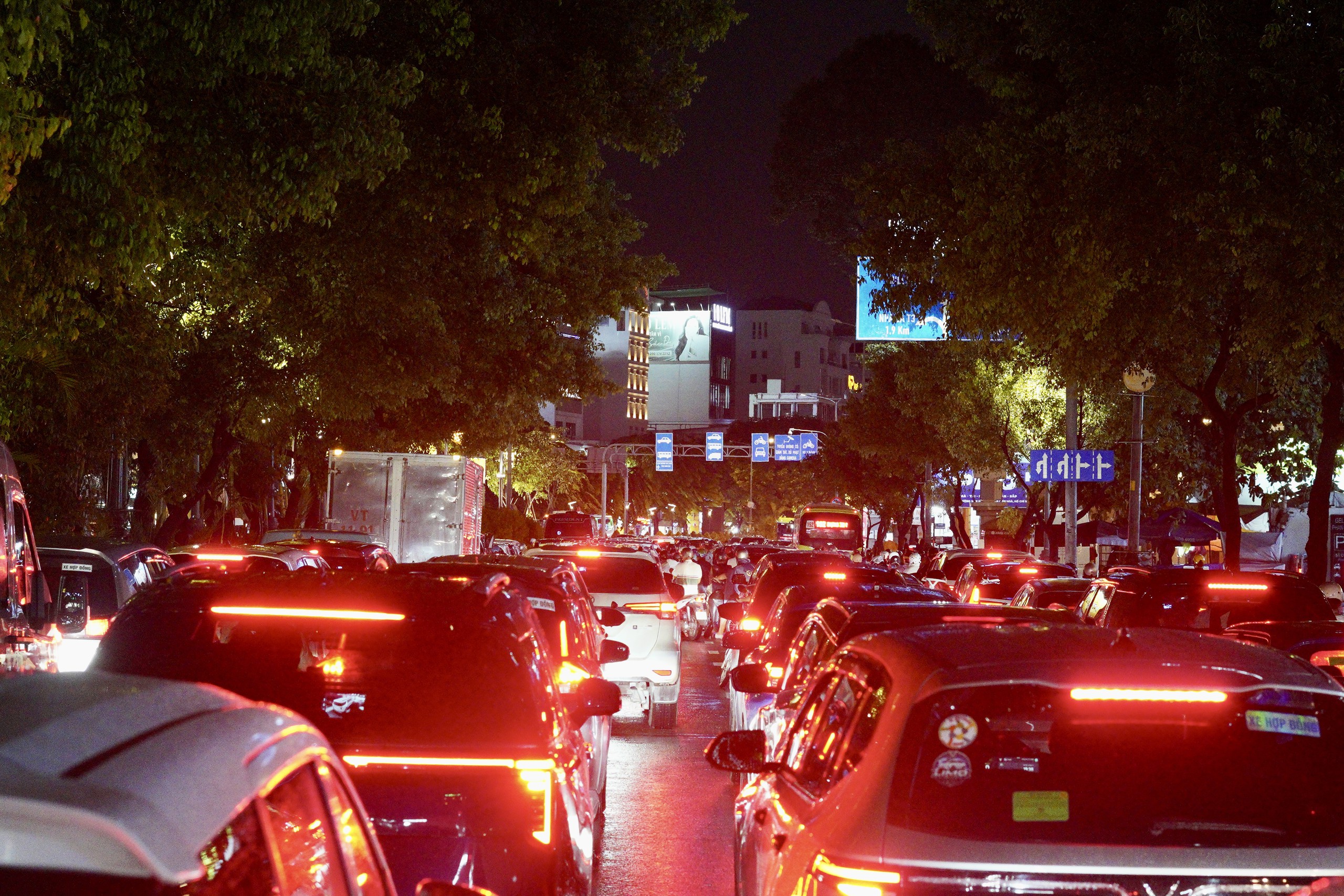 Tất cả những ai ra s&acirc;n bay tối nay ch&uacute; &yacute;: Mưa lớn, cửa ng&otilde; T&acirc;n Sơn Nhất &ugrave;n tắc k&eacute;o d&agrave;i! - Ảnh 24.