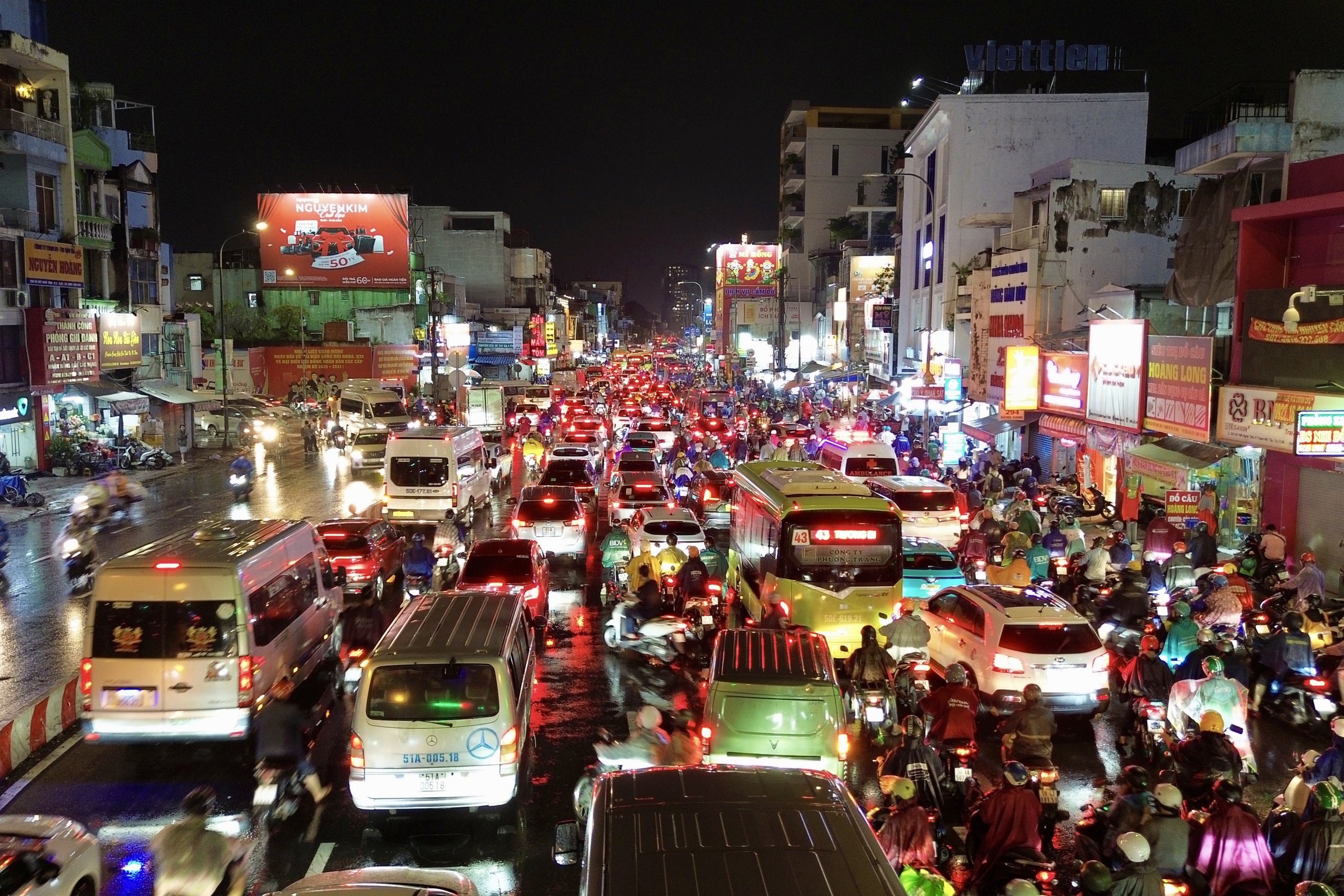 21h nhưng nhiều người tan l&agrave;m từ chiều vẫn chưa thể về nh&agrave;: C&aacute;c tuyến đường &ugrave;n tắc nghi&ecirc;m trọng trong mưa lớn - Ảnh 16.