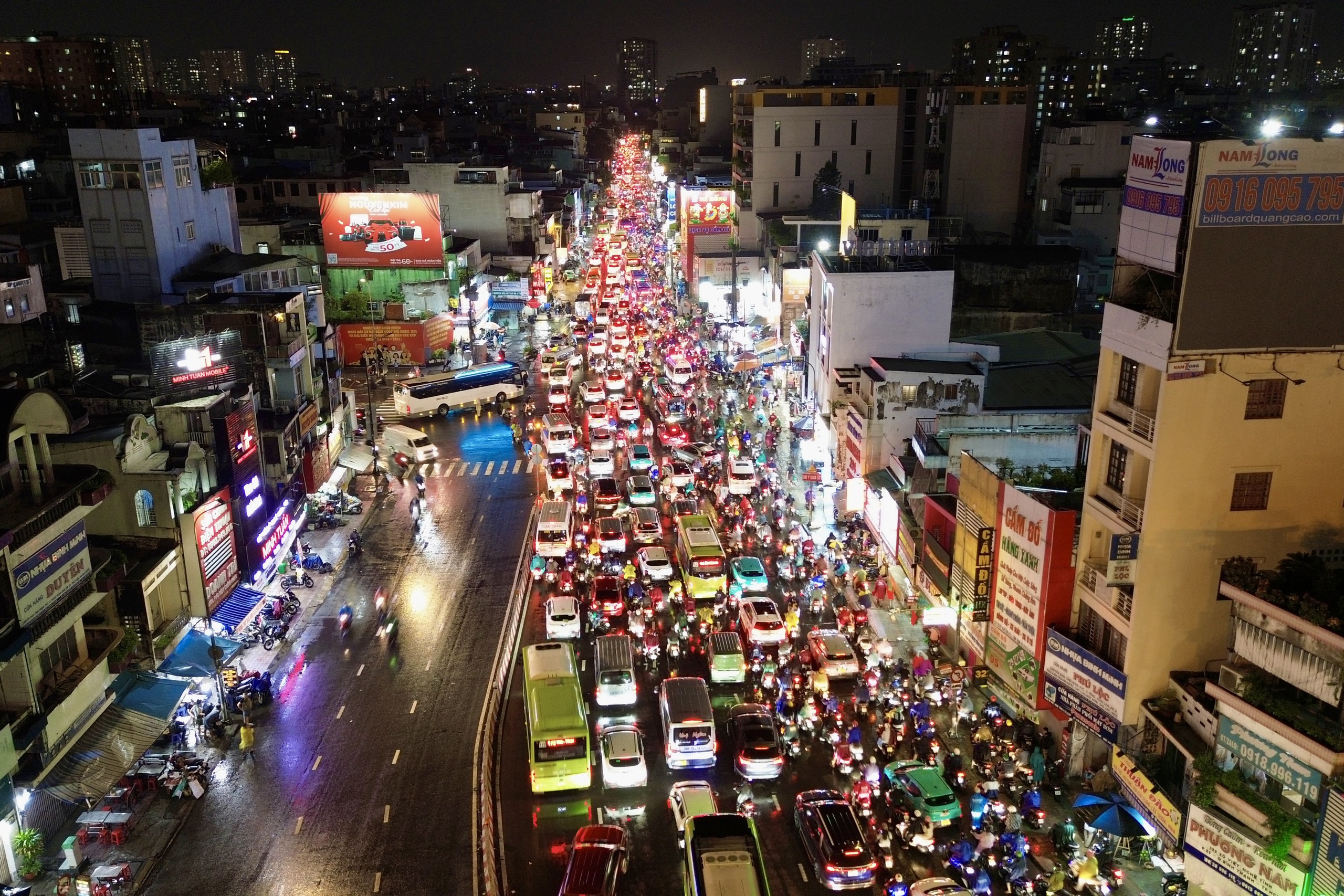 21h nhưng nhiều người tan l&agrave;m từ chiều vẫn chưa thể về nh&agrave;: C&aacute;c tuyến đường &ugrave;n tắc nghi&ecirc;m trọng trong mưa lớn - Ảnh 17.