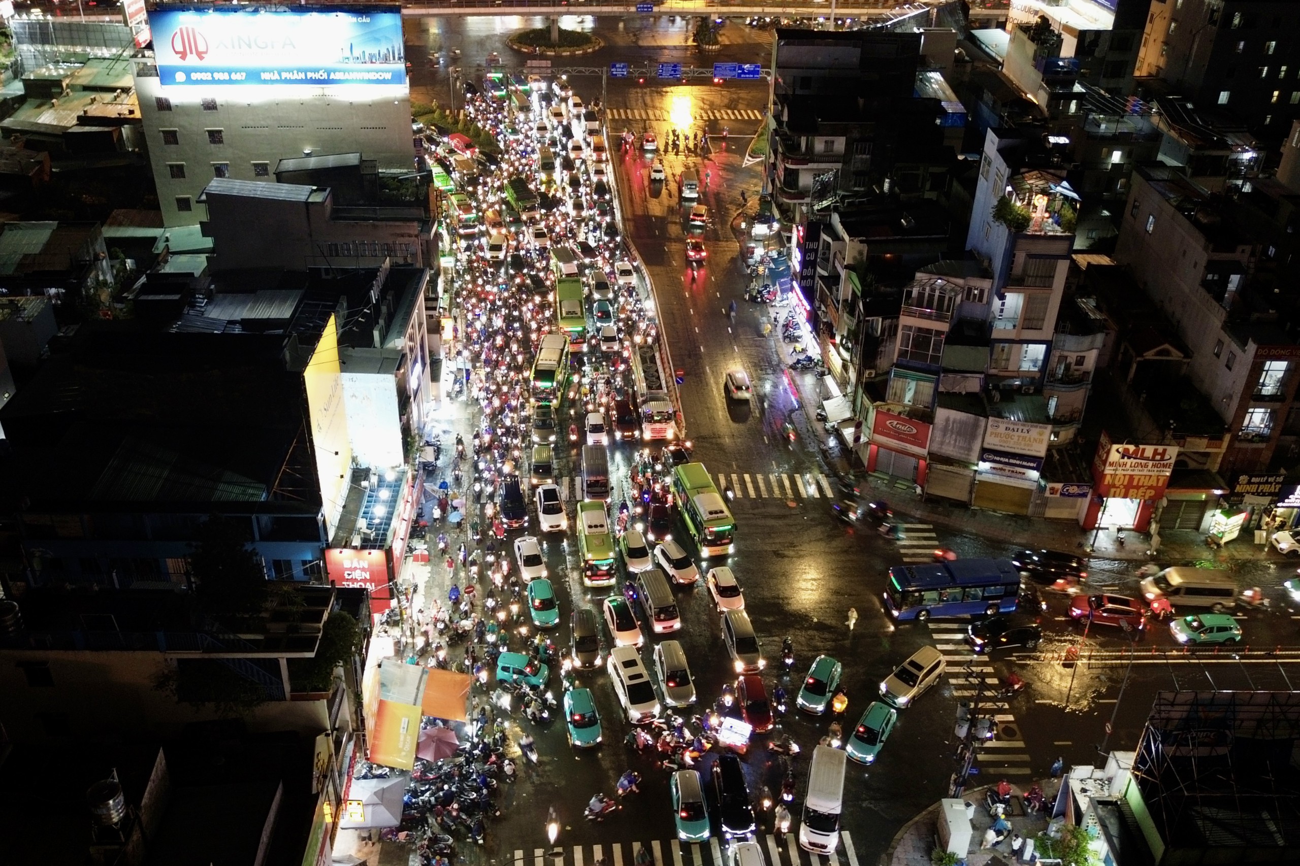 21h nhưng nhiều người tan l&agrave;m từ chiều vẫn chưa thể về nh&agrave;: C&aacute;c tuyến đường &ugrave;n tắc nghi&ecirc;m trọng trong mưa lớn - Ảnh 18.