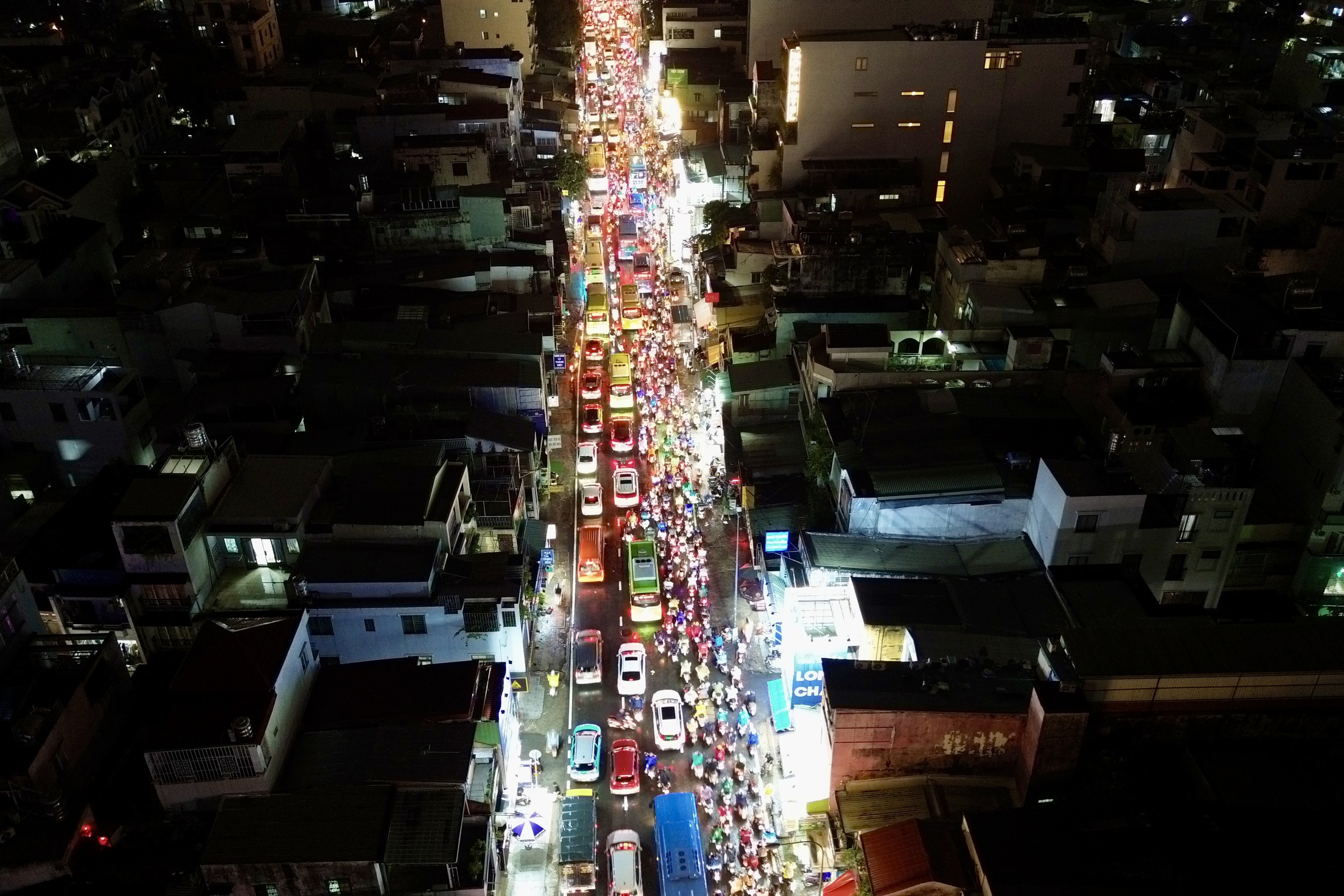 21h nhưng nhiều người tan l&agrave;m từ chiều vẫn chưa thể về nh&agrave;: C&aacute;c tuyến đường &ugrave;n tắc nghi&ecirc;m trọng trong mưa lớn - Ảnh 19.