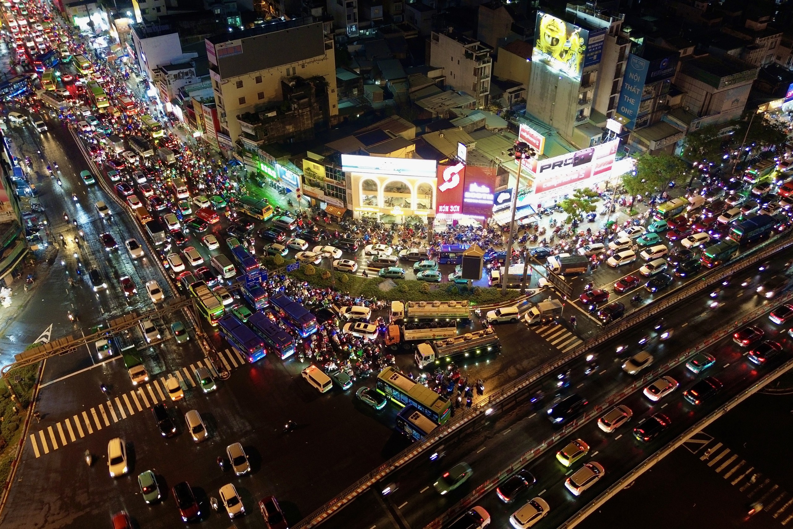 21h nhưng nhiều người tan l&agrave;m từ chiều vẫn chưa thể về nh&agrave;: C&aacute;c tuyến đường &ugrave;n tắc nghi&ecirc;m trọng trong mưa lớn - Ảnh 20.