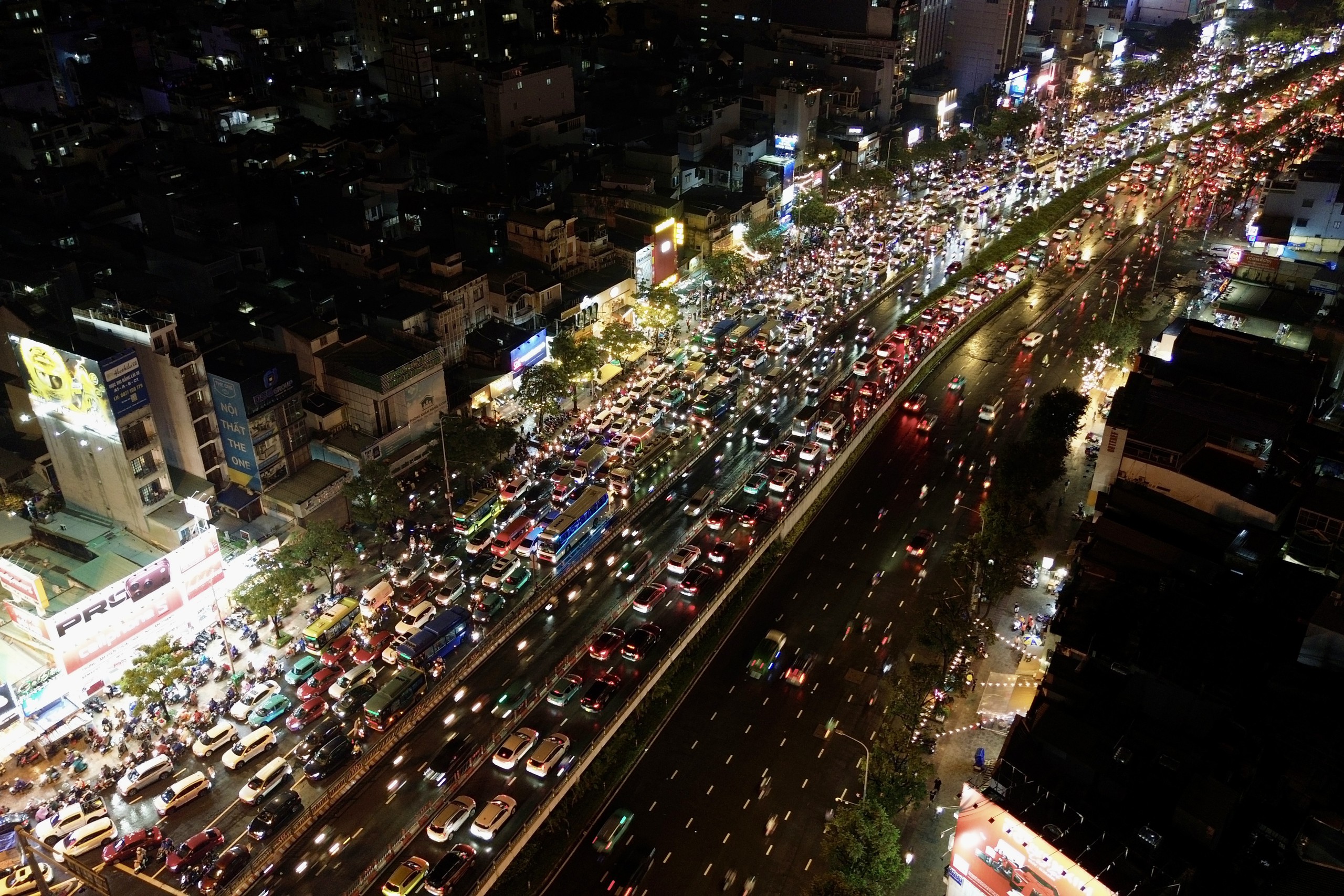 21h nhưng nhiều người tan l&agrave;m từ chiều vẫn chưa thể về nh&agrave;: C&aacute;c tuyến đường &ugrave;n tắc nghi&ecirc;m trọng trong mưa lớn - Ảnh 21.