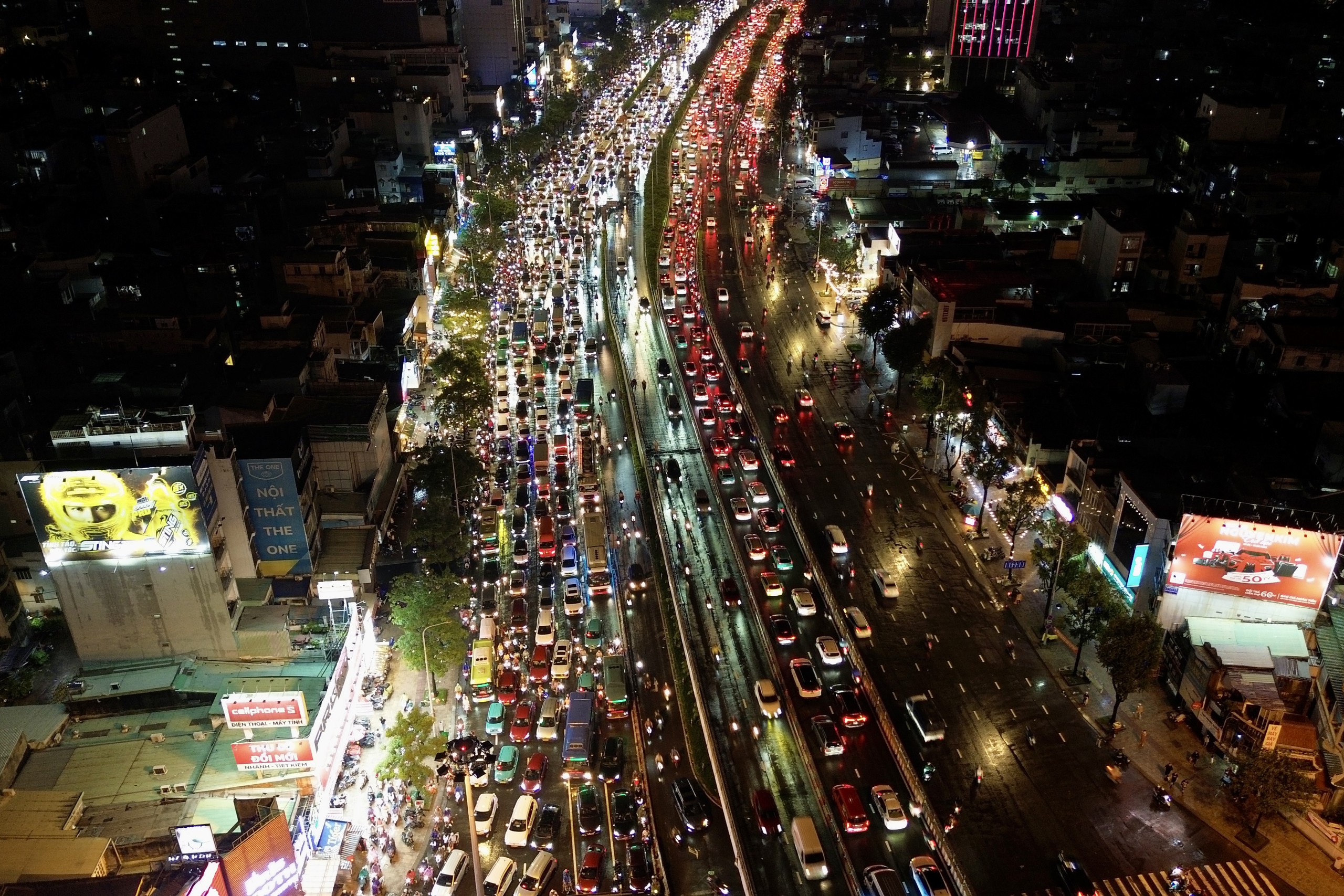 21h nhưng nhiều người tan l&agrave;m từ chiều vẫn chưa thể về nh&agrave;: C&aacute;c tuyến đường &ugrave;n tắc nghi&ecirc;m trọng trong mưa lớn - Ảnh 22.