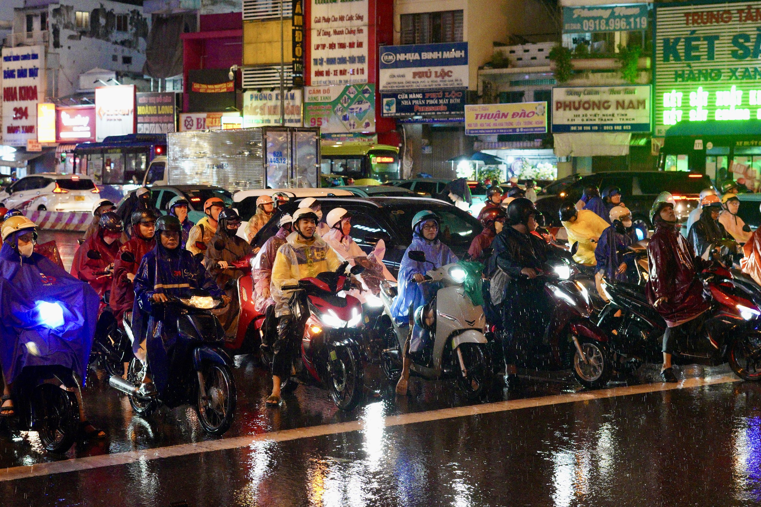 21h nhưng nhiều người tan l&agrave;m từ chiều vẫn chưa thể về nh&agrave;: C&aacute;c tuyến đường &ugrave;n tắc nghi&ecirc;m trọng trong mưa lớn - Ảnh 23.