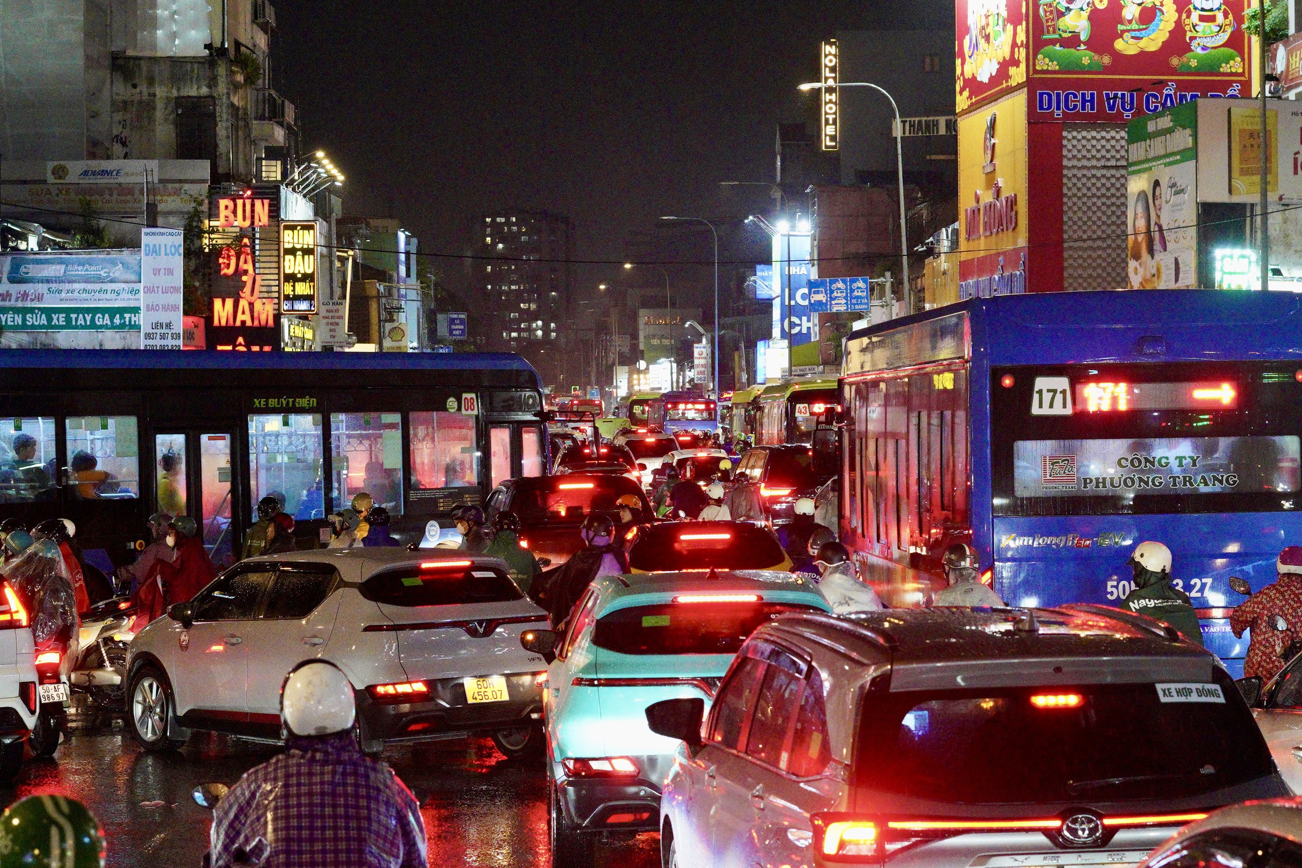 21h nhưng nhiều người tan l&agrave;m từ chiều vẫn chưa thể về nh&agrave;: C&aacute;c tuyến đường &ugrave;n tắc nghi&ecirc;m trọng trong mưa lớn - Ảnh 29.