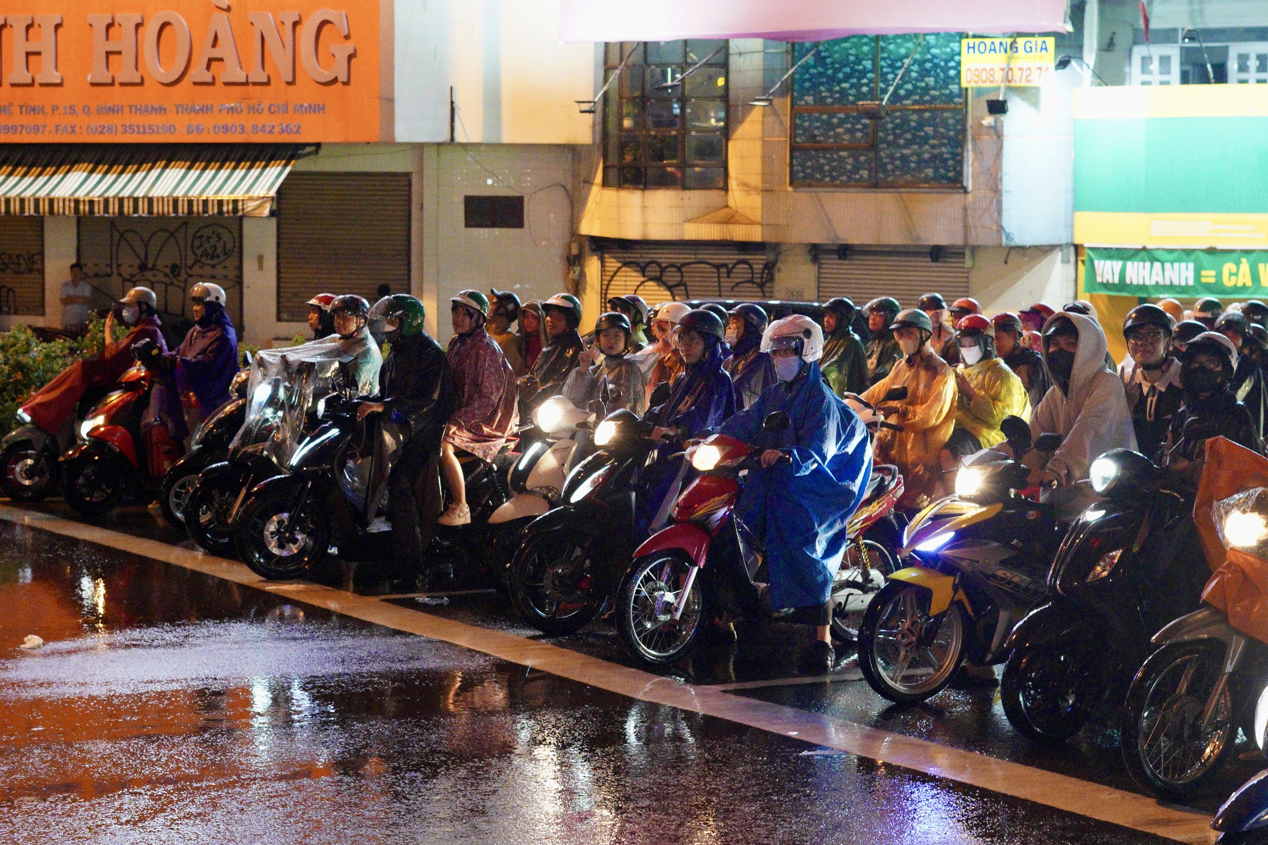 21h nhưng nhiều người tan l&agrave;m từ chiều vẫn chưa thể về nh&agrave;: C&aacute;c tuyến đường &ugrave;n tắc nghi&ecirc;m trọng trong mưa lớn - Ảnh 31.