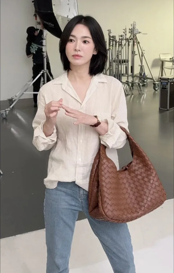 Vì sao Song Hye Kyo mặc áo sơ mi đẹp đến vậy? - Ảnh 12.