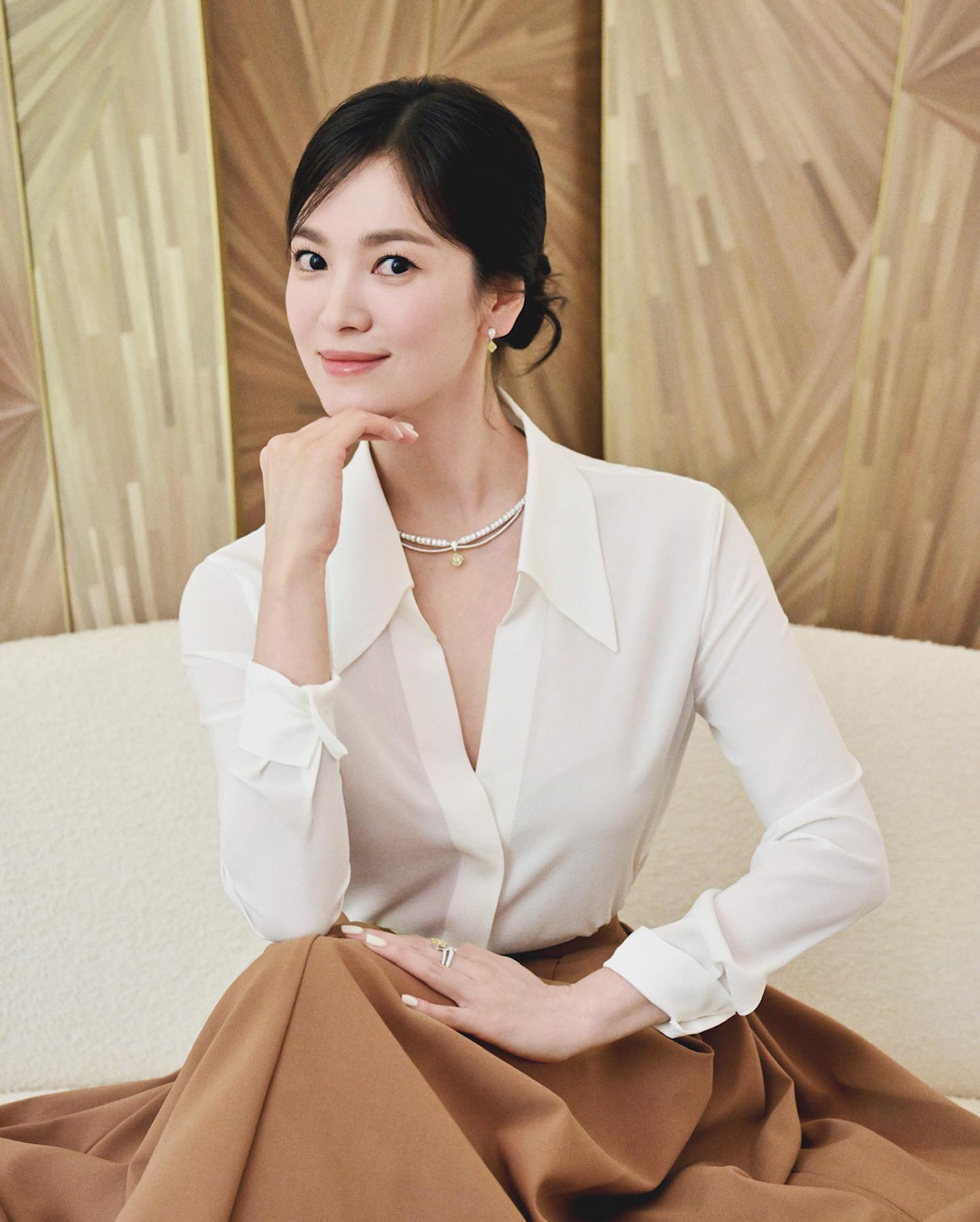Vì sao Song Hye Kyo mặc áo sơ mi đẹp đến vậy? - Ảnh 1.