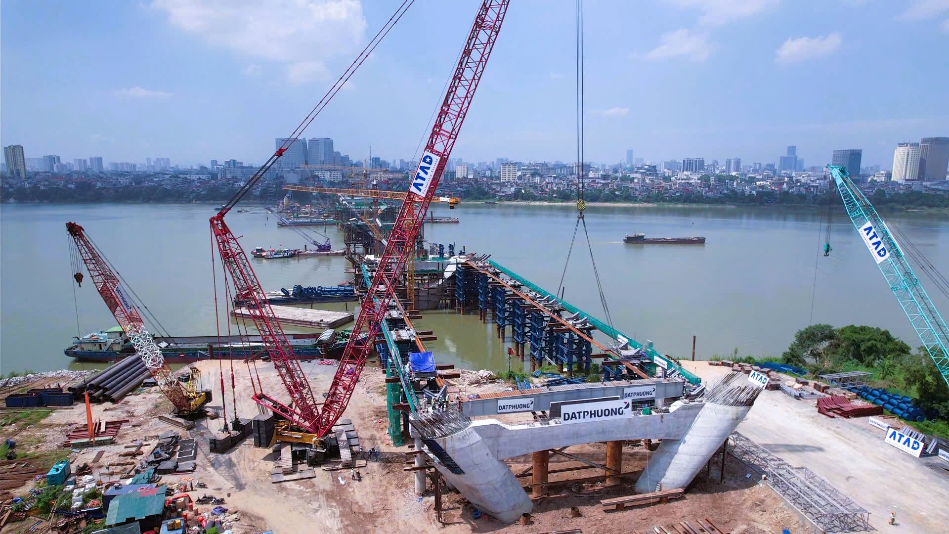 120 tấn kết cấu th&eacute;p được đưa v&agrave;o vị tr&iacute;, "si&ecirc;u cầu" vượt s&ocirc;ng Hồng 16.200 tỷ đồng nối khu phố cổ với Long Bi&ecirc;n bước v&agrave;o giai đoạn quan trọng - Ảnh 1.