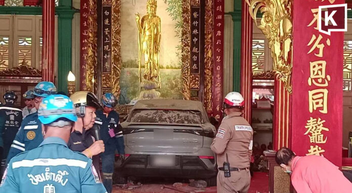 &Ocirc; t&ocirc; điện lao thẳng v&agrave;o đền Quan &Acirc;m ở Bangkok khiến nhiều người bị thương- Ảnh 1.