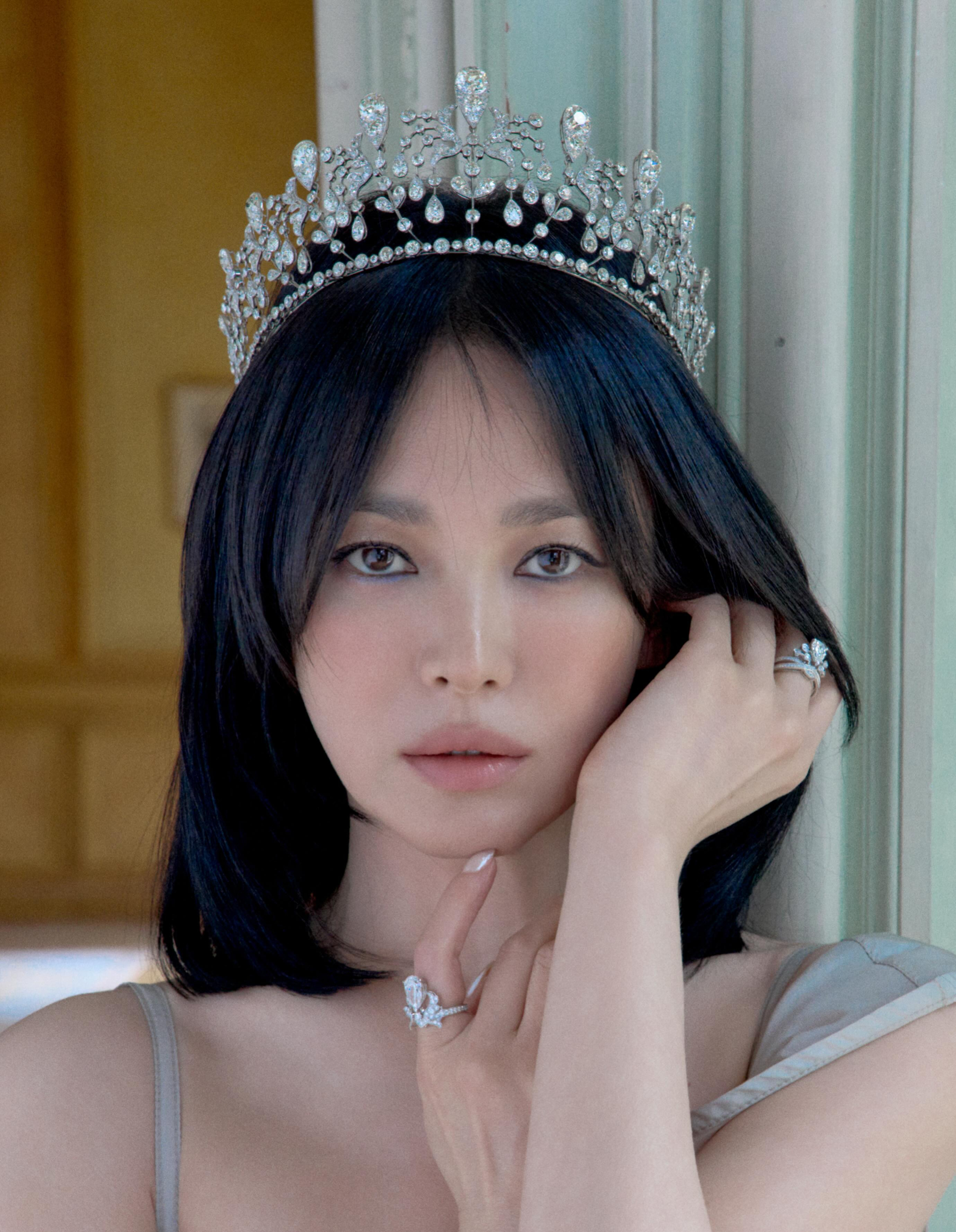 Song Hye Kyo ở trời &Acirc;u: Ăn vận đơn giản nhưng lựa vương miện nhất định phải hơn trăm năm tuổi- Ảnh 3.